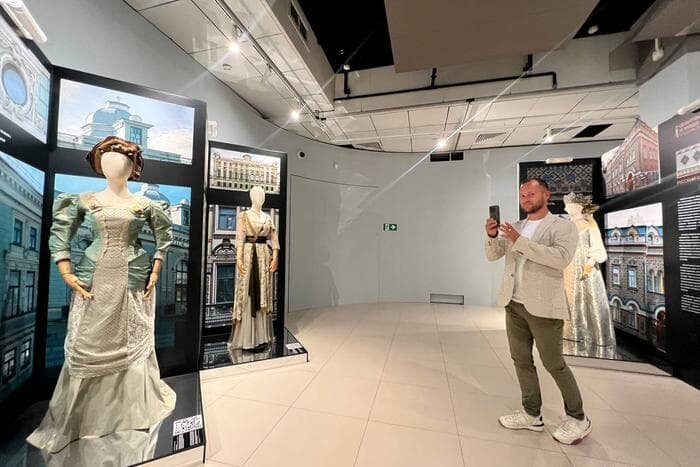    Модель платья повторяет плавные архитектурне линии.Динара Кафискина.