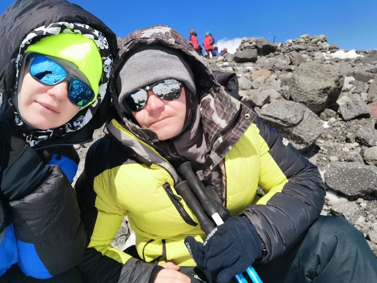 Сидим на камнях после самого высокогорного чаепития в нашей жизни