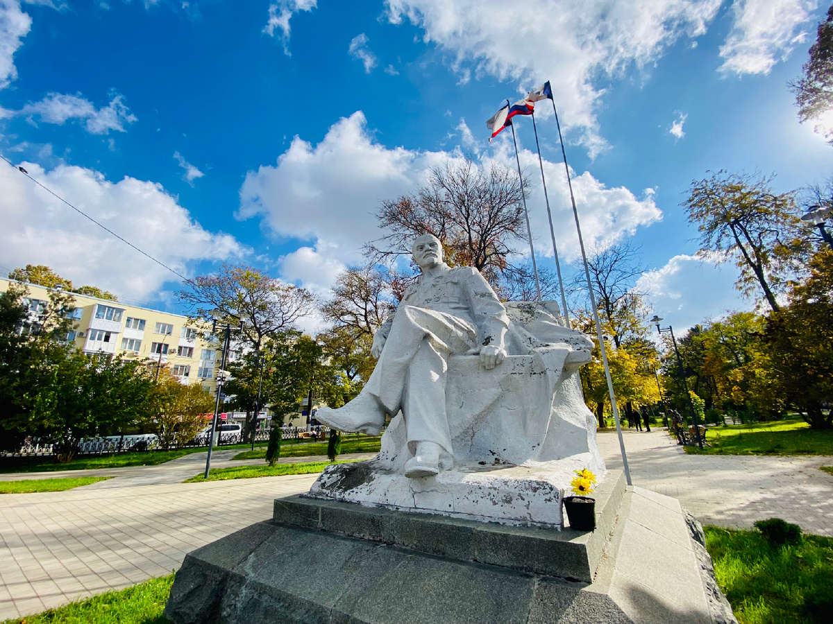 📸📍памятник В.И. Ленину в сквере у ж/д вокзала г. Симферополя 