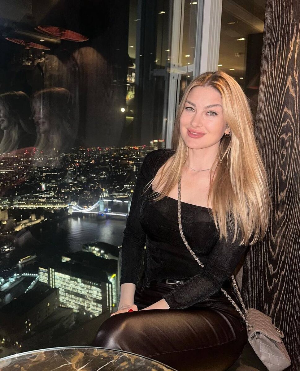 В жизни есть жестокий принцип: если ты сам не определяешь свои цели и не строишь свою дорогу, кто-то обязательно сделает это за тебя. Это может быть кто угодно — твоя мама, твой муж, подруга или начальник. Их «цели» могут звучать красиво и оберегающе, но будут ли они твоими? 

Что мешает тебе стать хозяйкой своей жизни? Зачастую это слабая внутренняя опора. Когда у тебя нет этой глубокой уверенности, мир воспринимается как враждебный и требующий одобрения извне. Ты ходишь по кругу сомнений и стараешься угодить всем, кроме себя.

Практики, такие как перепросмотр и кокон, — это не просто медитации. Это инструменты, которые соединяют тебя с твоим внутренним центром, позволяют увидеть и переписать старые установки, которые держат в страхе и не дают сделать шаг вперёд. 

Почему они так мощны? Потому что они работают с твоим ядром, убирая шум и чужие голоса. В отличие от поверхностных техник, которые лишь временно «поднимают» настроение, *перепросмотр* и *кокон* прокладывают путь к твоему истинному «Я» и делают тебя недосягаемой для чужих манипуляций и давления.

Не нужно искать другие практики для уверенности. Достаточно глубокой проработки себя через эти инструменты, чтобы стать творцом своей жизни. И когда ты будешь стоять с этой внутренней уверенностью, мир сам начнёт идти навстречу.

Захотелось узнать больше о практике и получить ту самую силу? Добро пожаловать в *Усиление* — место, где женщины создают и воплощают свою собственную историю.

Твоя лучшая жизнь начинается здесь: https://alexaonik.com/telegram