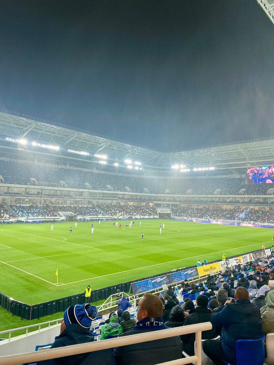 Я впервые в жизни была на футболе. Хоть и шёл мелкий дождь, мне очень понравилось.