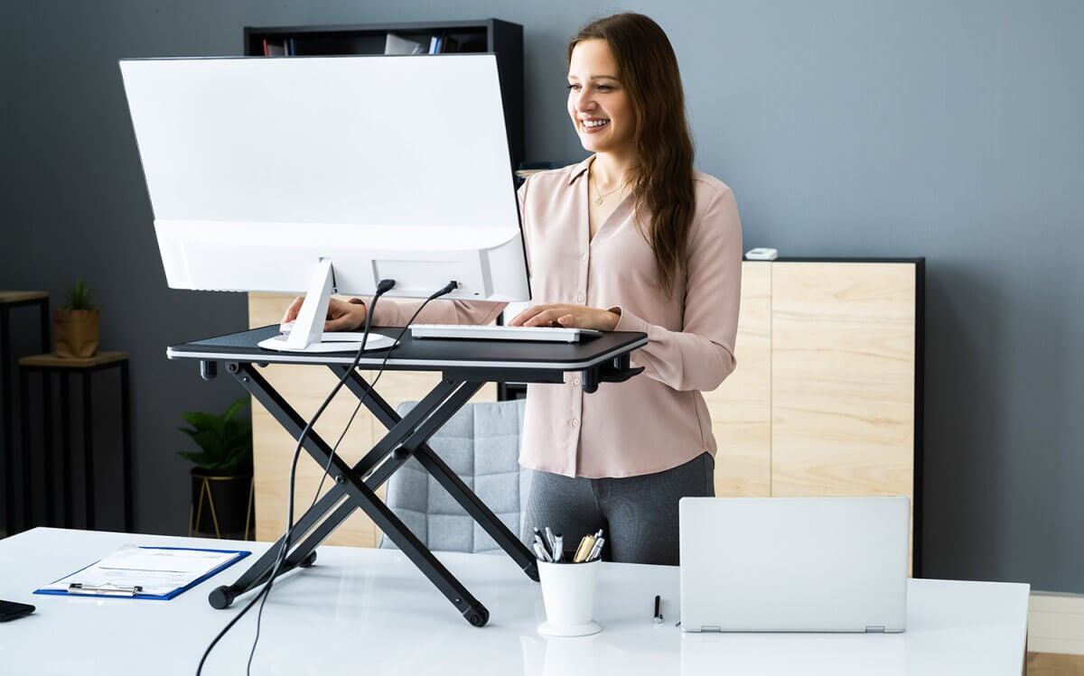    Ученые выяснили, полезно ли работать стоя. Источник фото: silauspeha.ru