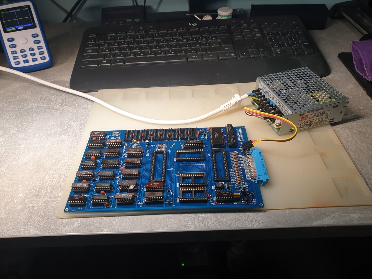 Спаял ретро компьютер "Специалист" версия "Восточный Экспресс"