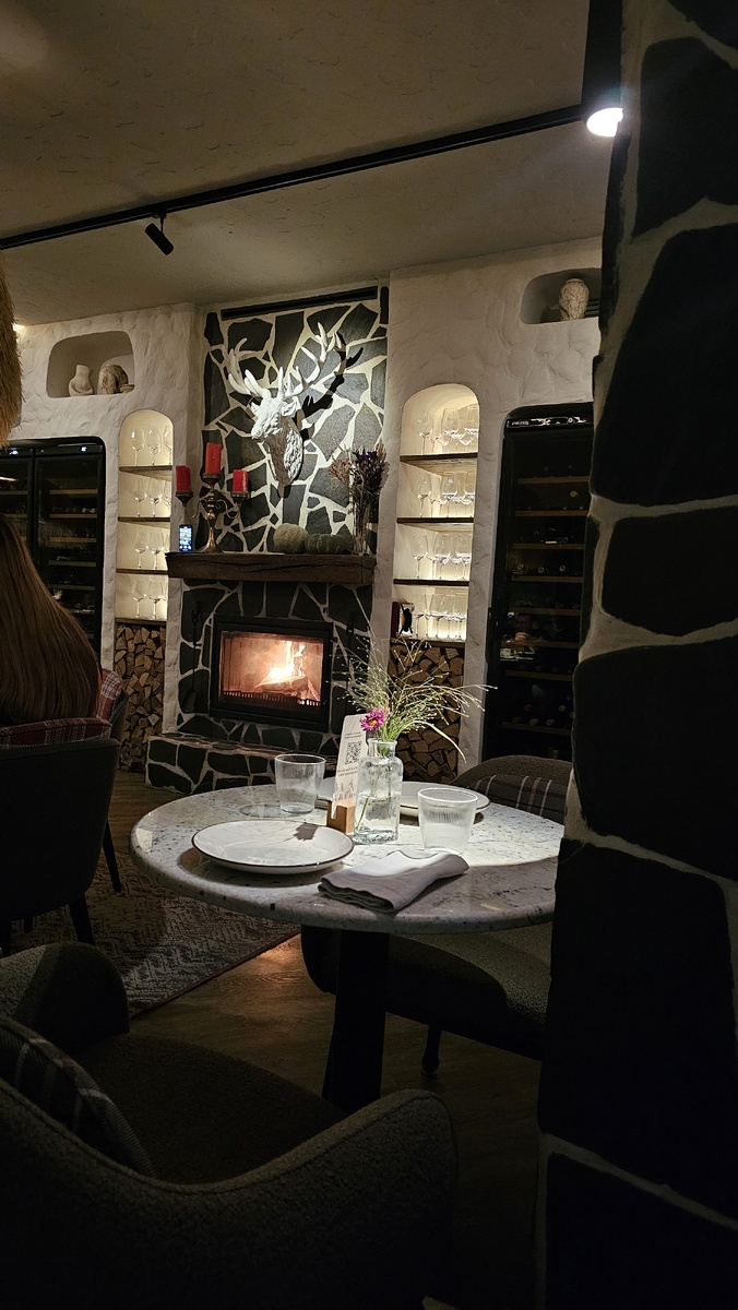 Столик рядом с камином. Настоящий камин с дровами. 