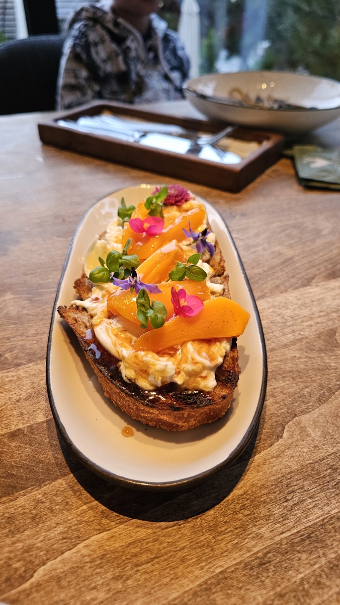 Буррата , хурма и каштановый мед. Это шедевр не поддающийся, описанию.