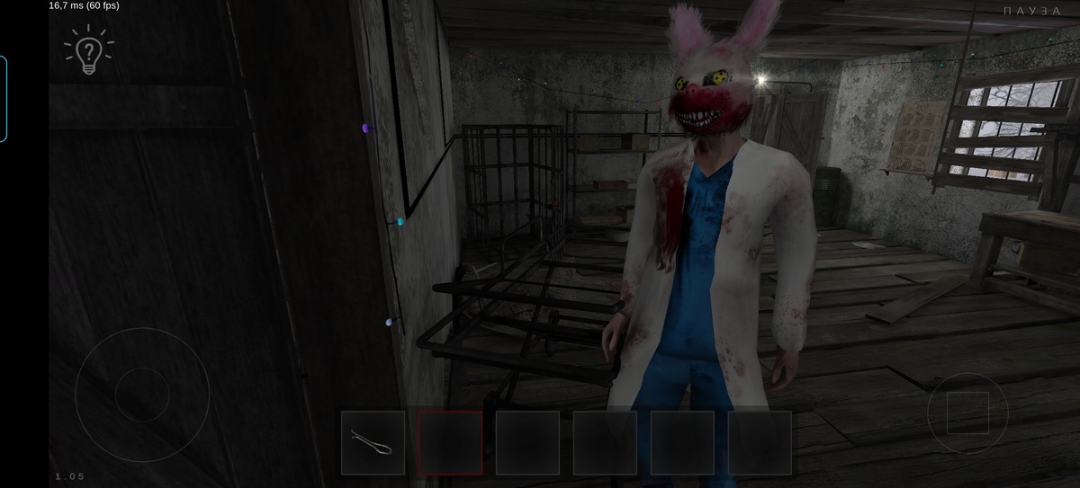 Официальную обложку ставить не вижу смысла, вставлю полученный с помощью бага скриншот, на переднем плане можно увидеть наиболее каноничный образ маньяка: внешность этого персонажа можно настроить при входе в игру, но именно эта маска и врачебный халат появлялись в демо-версии игры, которую можно увидеть в следующем и наиболее известном проекте от студии, что делает этот образ антагониста каноном. 