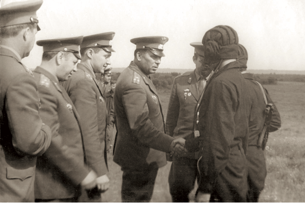 Боровуха-1. 15.08.1974 г. Площадка приземления Беловодка.  Командир 350-го гв. пдп полковник Гордиенко поздравляет экипаж  БМД-1 № 219 в составе гвардии старшины Вячеслава Лопухова и гвардии старшего сержанта Александра Жагуло после успешного приземления. Фото из архива Александра Волкова (Боровуха-1)
