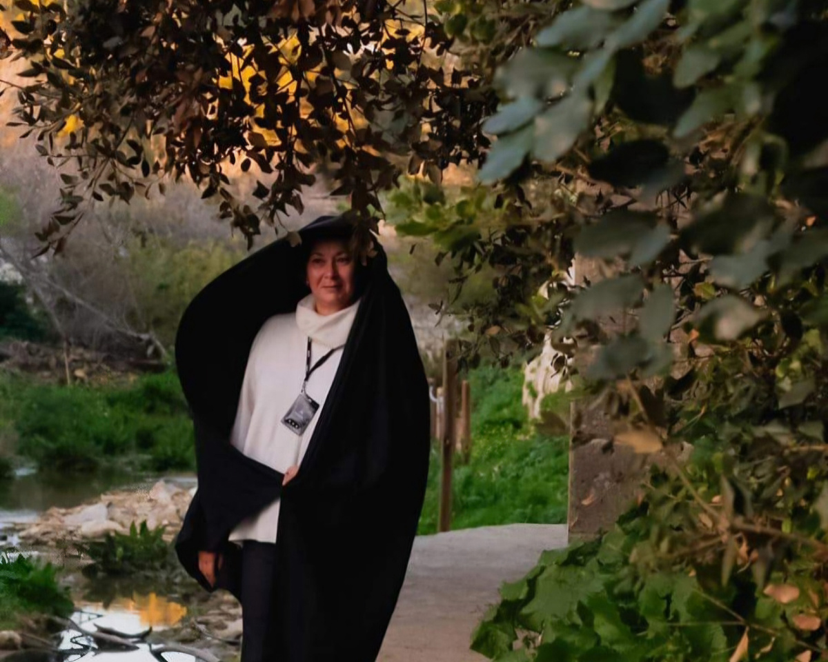 К вопросу о том, почему хотя бы на короткое время надо попробовать носить национальный костюм страны, где ты работаешь. Спасибо Агриппине Бекейкиной за фото. 