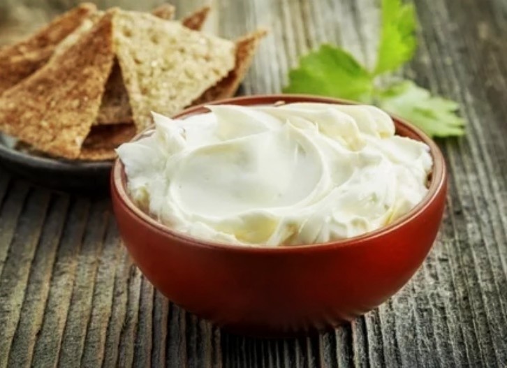 В таких сырах много консервантов. 