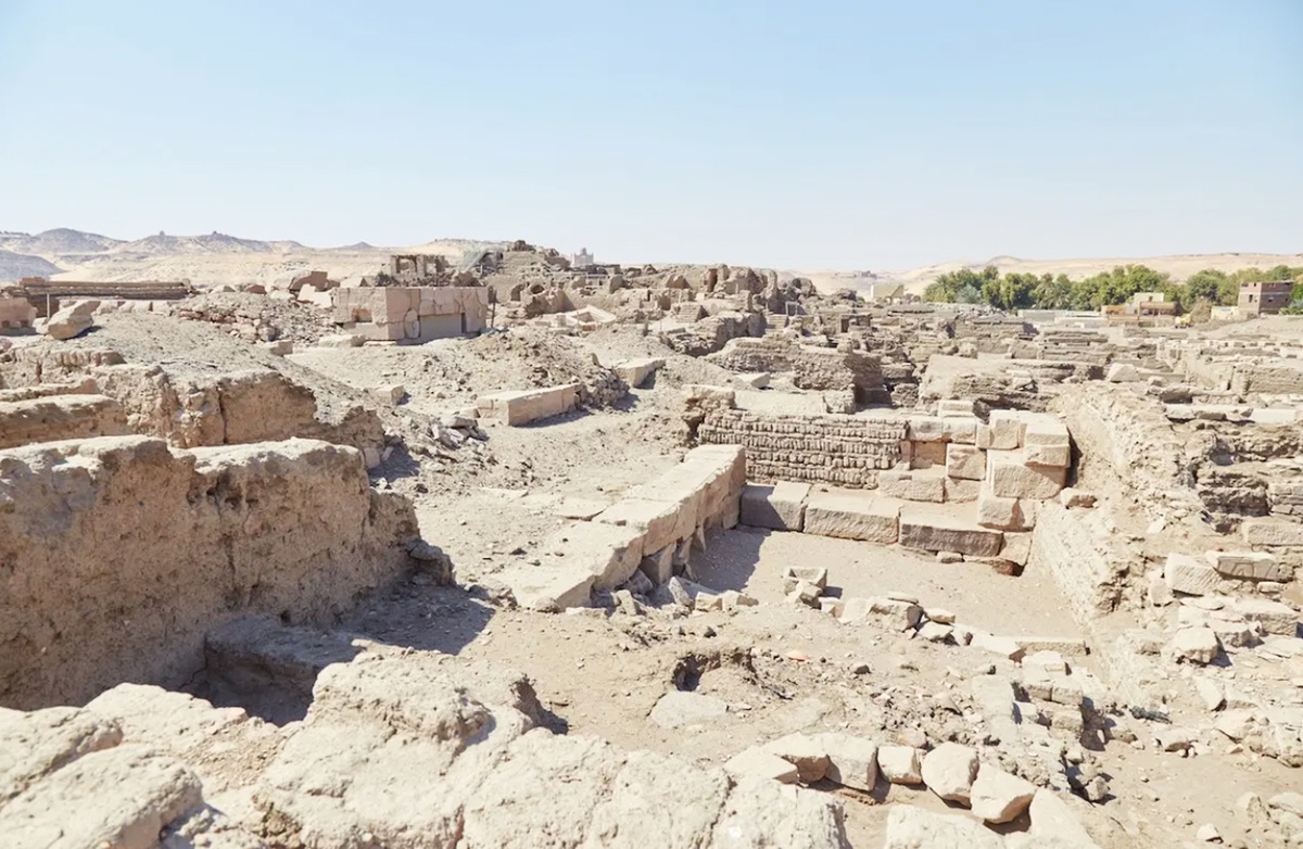 Руины Элефантины, здесь стоял Храм египетского бога Хнума, возможно его построили на месте Храма Яхве.