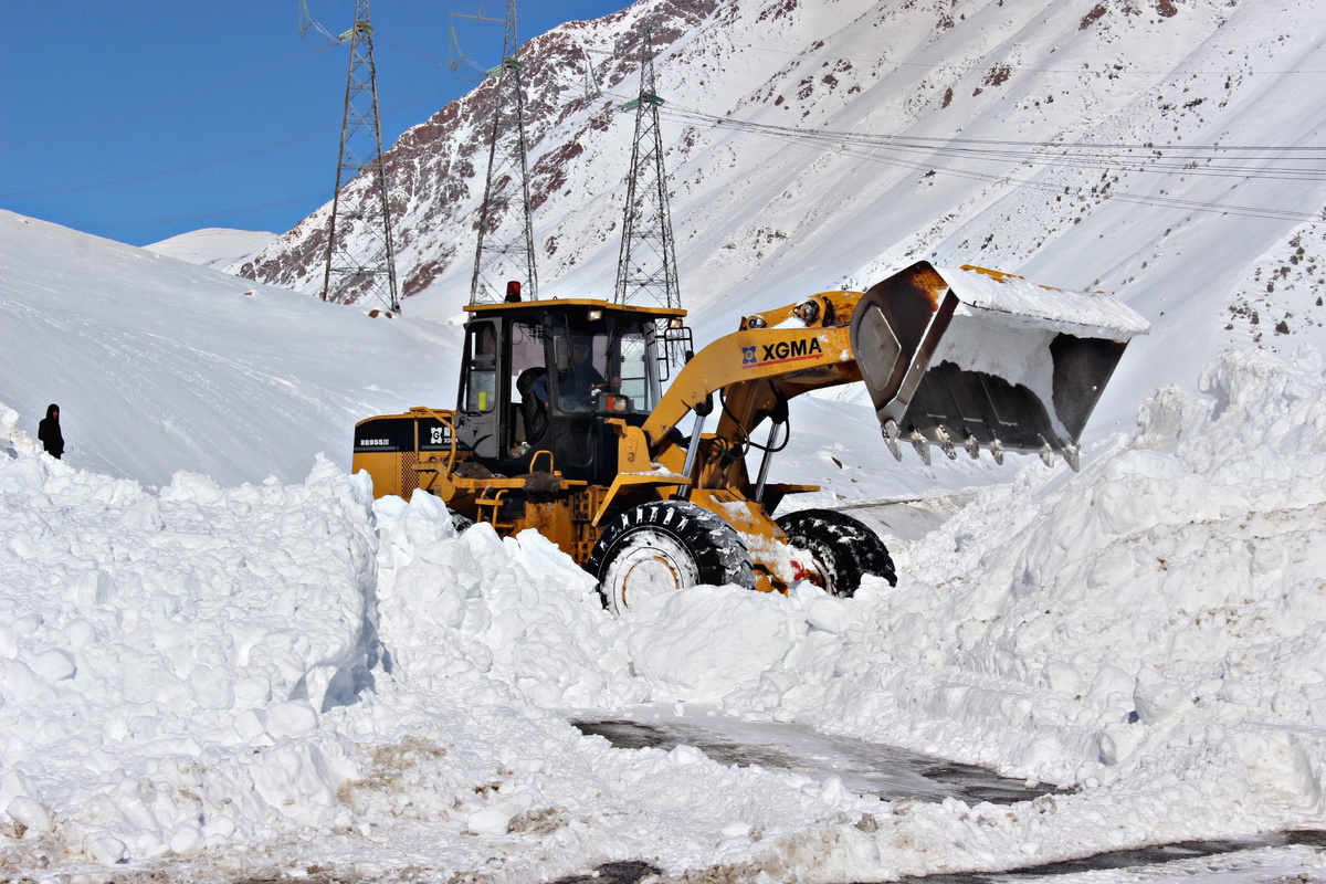 Фронтальный погрузчик XGMA. Уборка снега