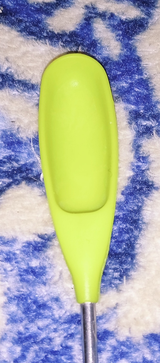 С силиконовыми лопаточками на концах. "Лодочкой" и