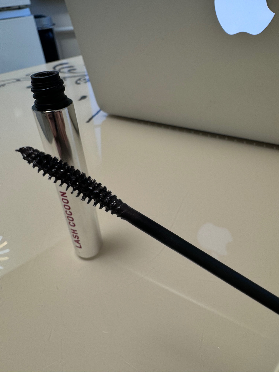 Сама тушь имеет тонкую кисточку и предназначена скорее обладательницам пышных ресниц.