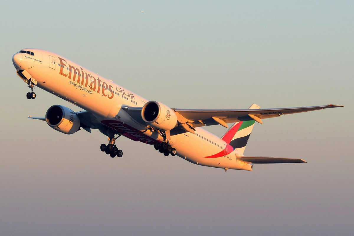 В авиапарке Emirates представлены две модификации дальнемагистральных «Боингов 777»: 300ER и 200LR. Фото: Dallahi / Wikimedia