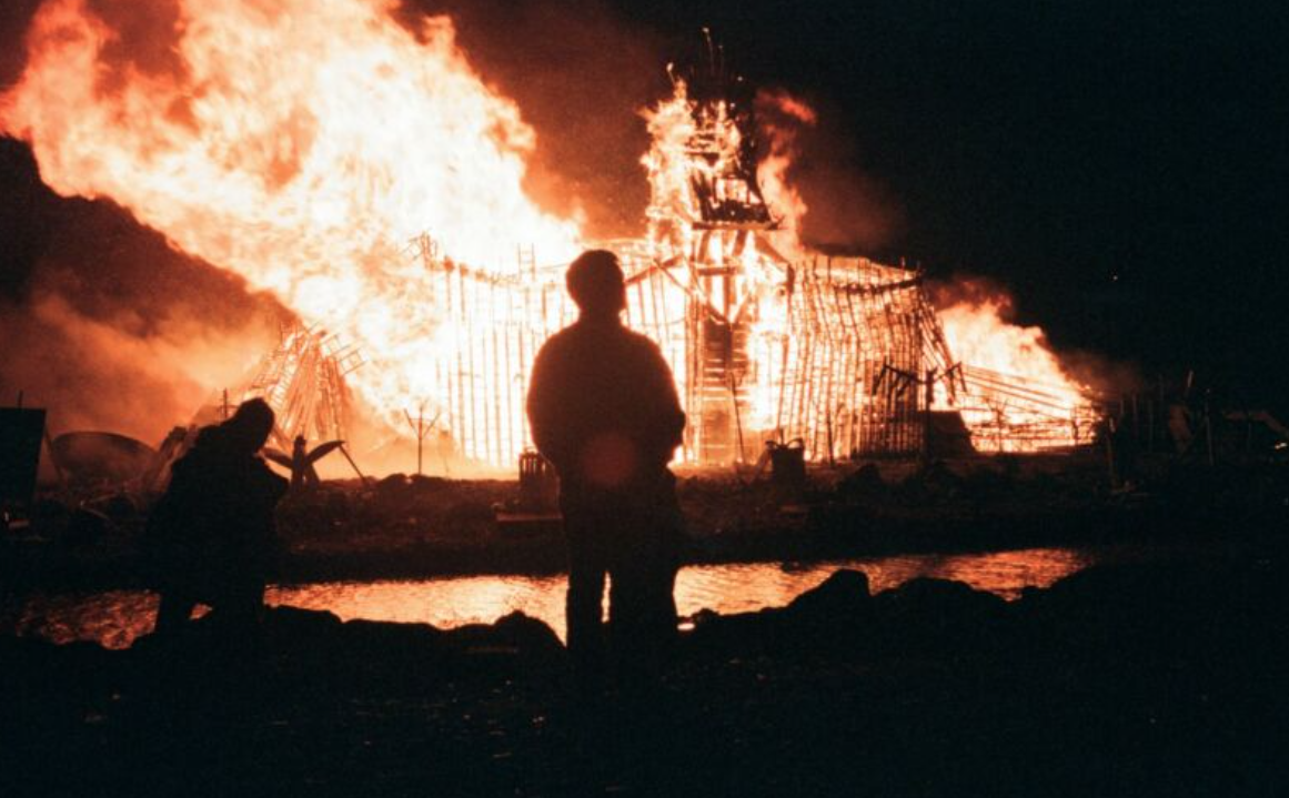 Костры на ночь Гая Фокса достигают высоты выше человеческого роста! Фотография из открытого источника. 