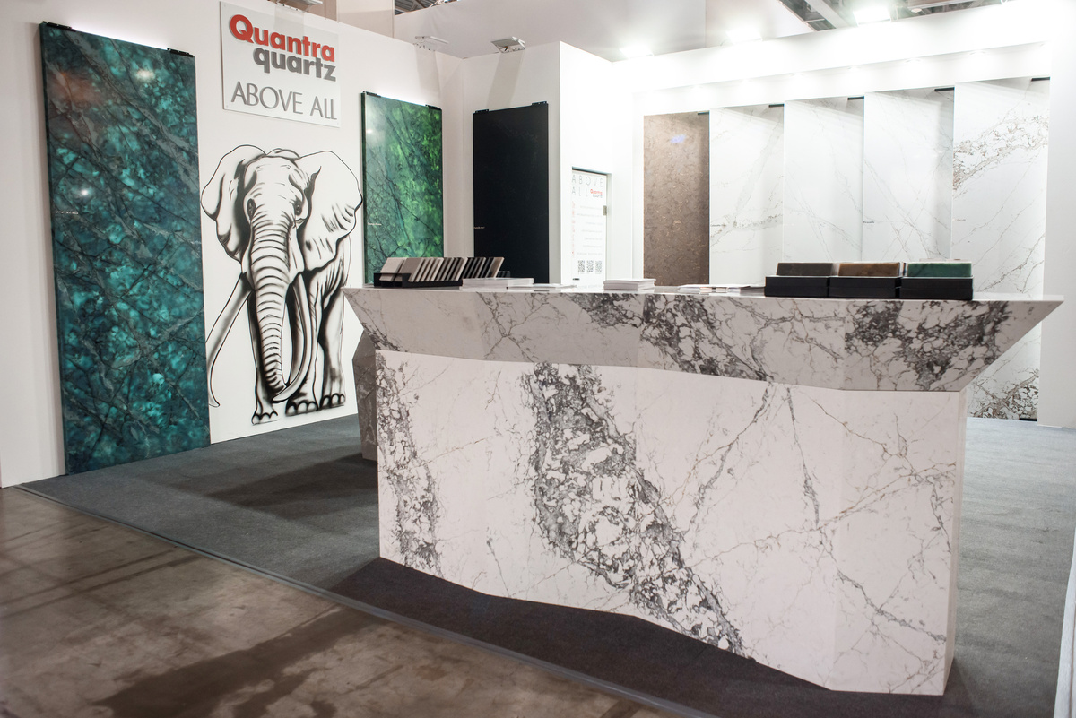Стойка из кварца La Dolce Vita от Quantra Quartz на выставке MosBuild 2024