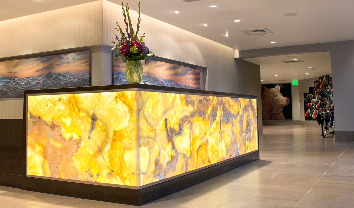 Ресепшн из светопрозрачного камня