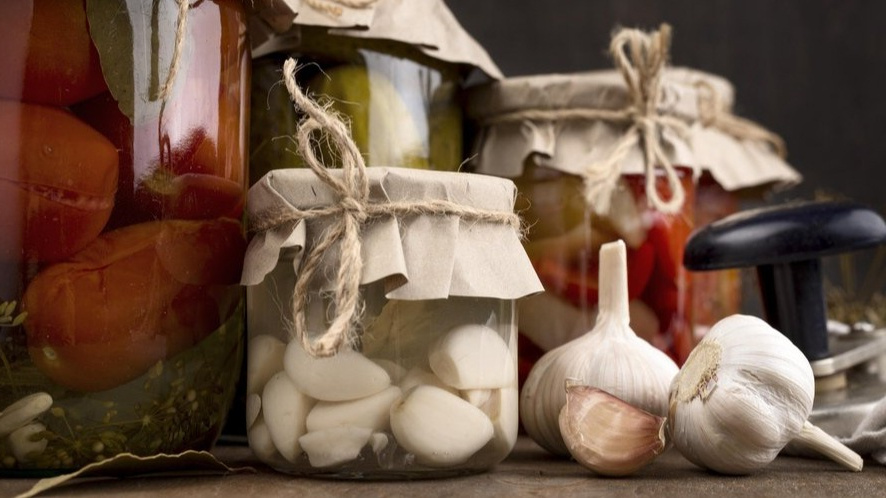 Сравнение свежего чеснока и правильно сохраненного спустя 6 месяцев хранения