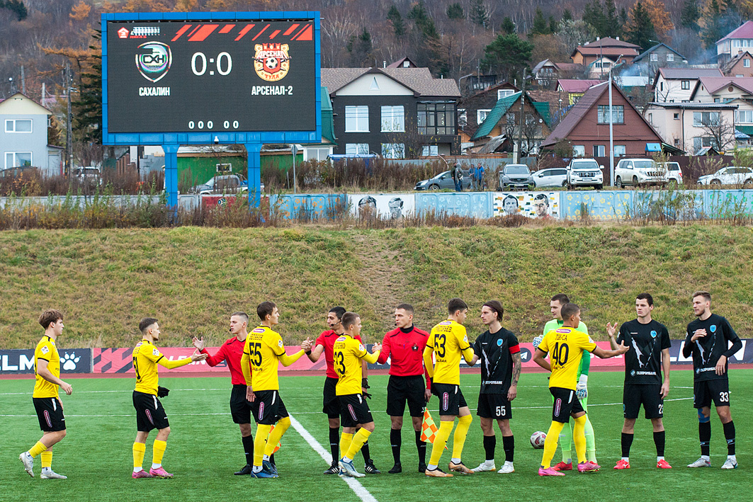 Предматчевое приветствие команд.