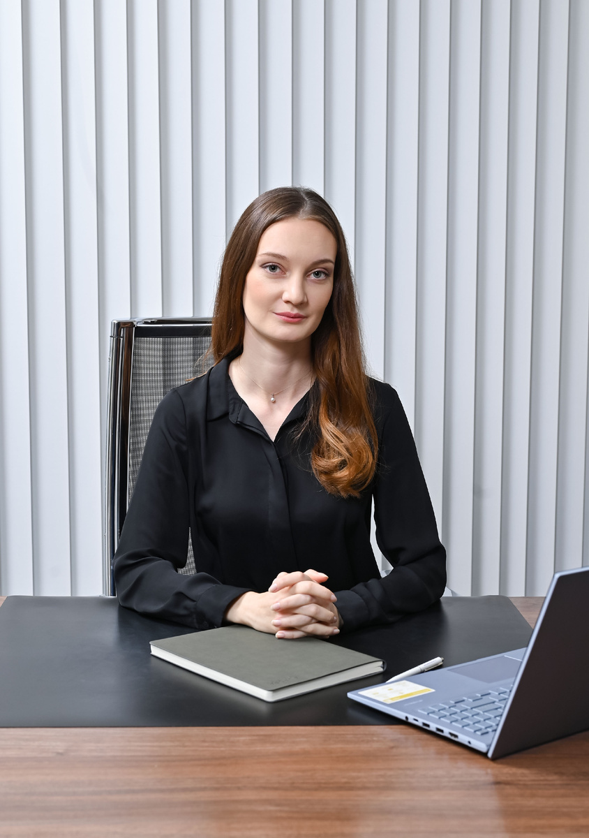 Недавно завершила большой проект: съемку для компании, где участвовало 25 человек. Работа над этим проектом научила меня важным моментам, которые стоит учитывать на будущее: 
Тайминг: Расчет времени для визажистов сработал отлично — все участники успели подготовиться к съемке, что позволило уложиться в график.

Освещение и цветопередача: Одна из главных сложностей — неожиданный оранжевый тон лица на фото. Это, возможно, связано с настройками камеры в режиме Live View, который предварительно показывал неточные цвета. Этот опыт показал, что стоит заранее тестировать свет и настройки, особенно в новых помещениях, чтобы исключить эксперименты во время съемки и избежать стресса для себя и клиента.

Обработка: Клиентам понравилась сложная ретушь, но этот процесс занял много времени. В будущем полезно было бы составить пошаговый план, освоить экшены в Photoshop и пакетную обработку для ускорения работы. Это позволит сократить время, сохраняя высокое качество.

Поддержка участников: Все участники были проинформированы, но многие волновались. В будущем важно продумать, как поддерживать комфорт и уверенность людей, возможно, начиная съемку с тех, кто готов, чтобы снизить напряжение у остальных.

