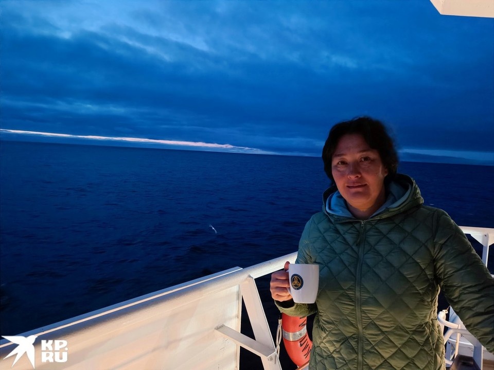    Наш спецкор встречает рассвет в Тихом Океане с чашкой кофе. Наталья ВАРСЕГОВА