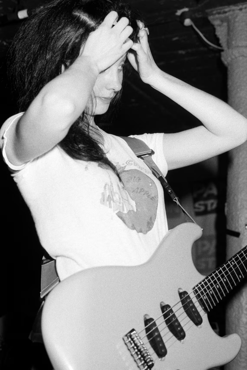 Звукооператор вышел из зала в середине сета... Билинда Батчер из My Bloody Valentine в Dingwalls. Фотография: Джо Дилворт