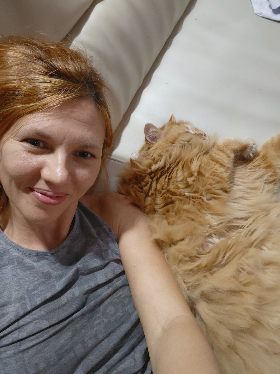 Поздняя ночь, я закончила домашнюю работу и ко мне пришел кот потарахтеть рядом. 