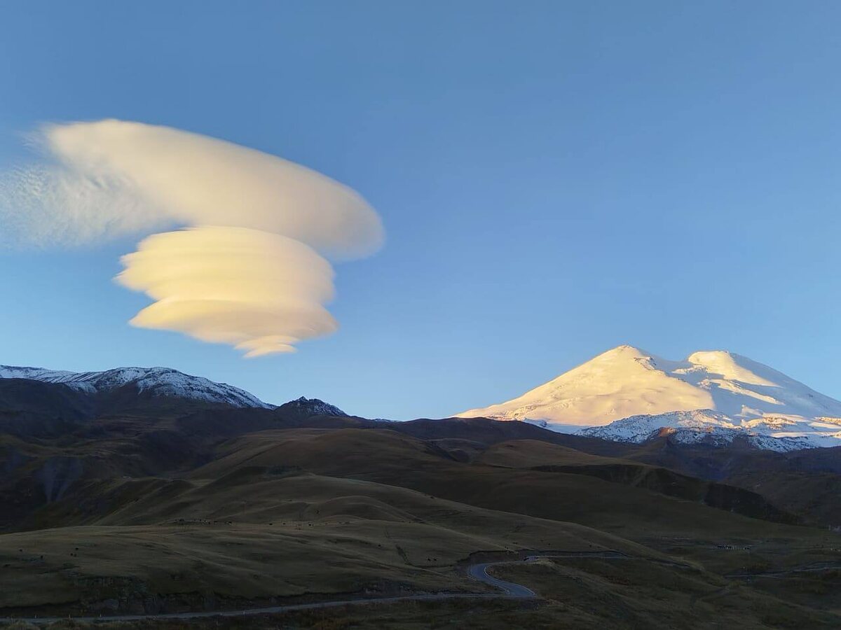Вершина горы Эльбрус в ясную погоду.