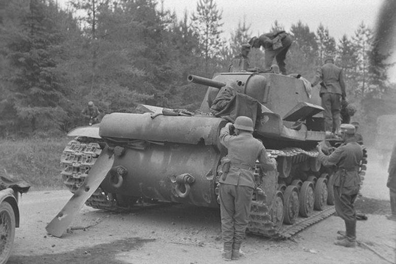 Танк КВ-1 производства ЛКЗ выпуска весны 1941 года под номером 28