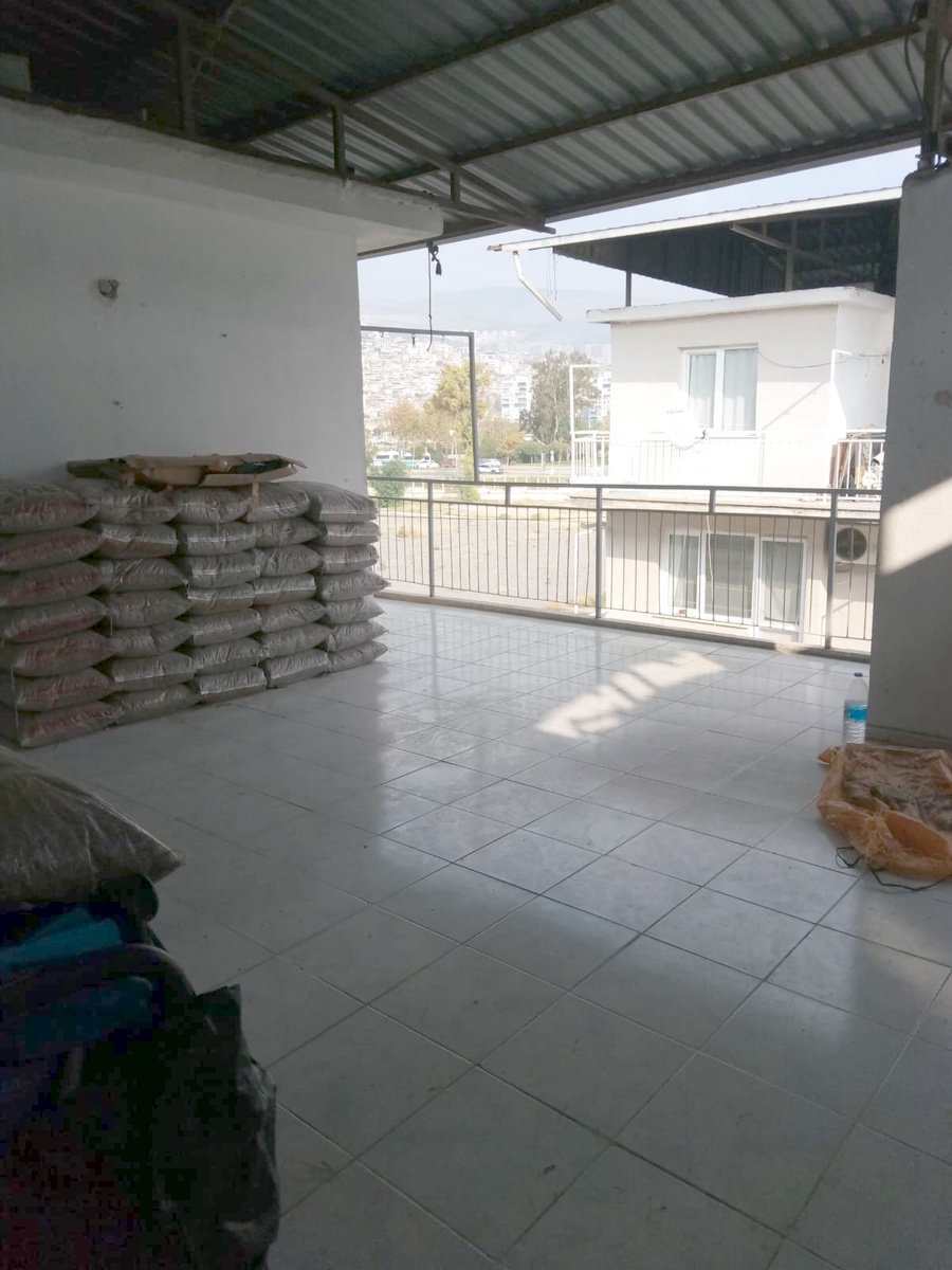 На втором фото видно горы.