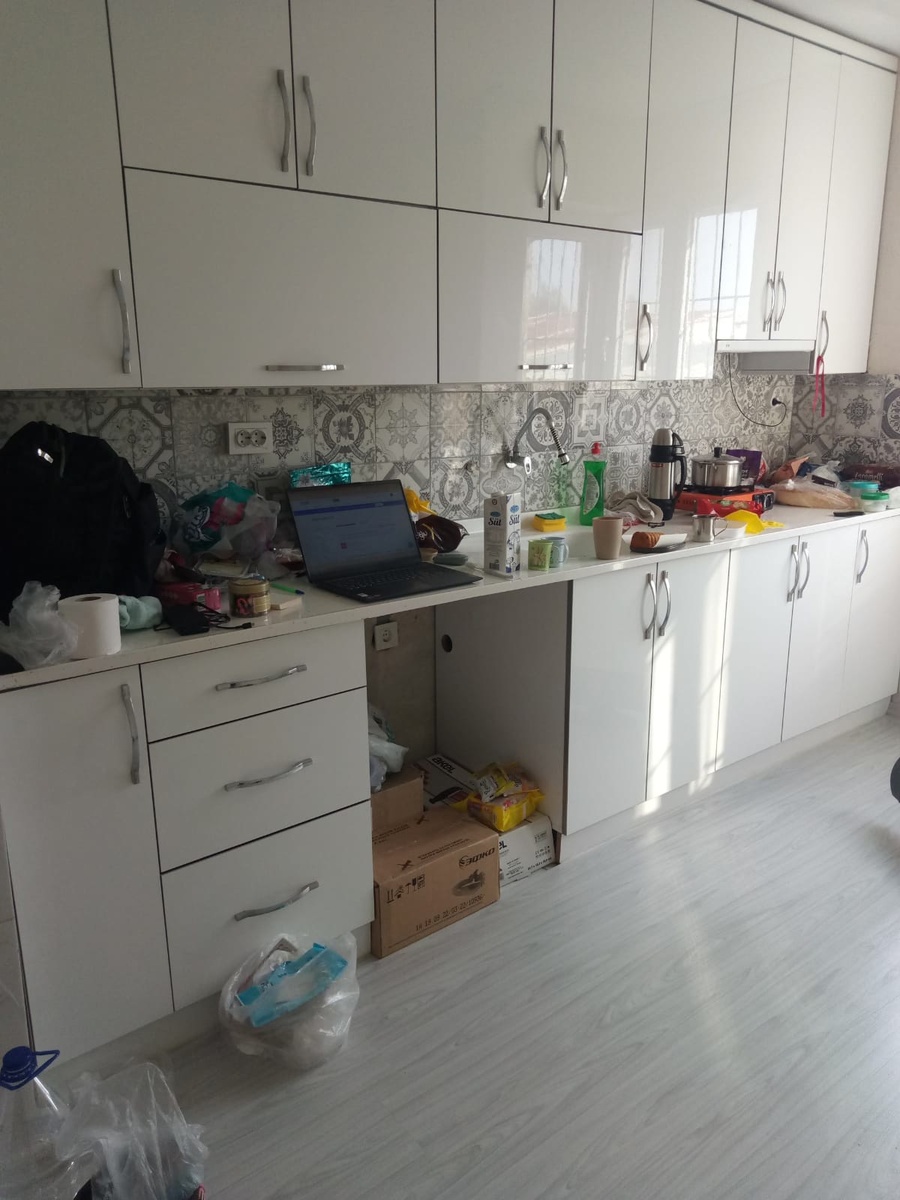 Когда только разгрузили вещи.