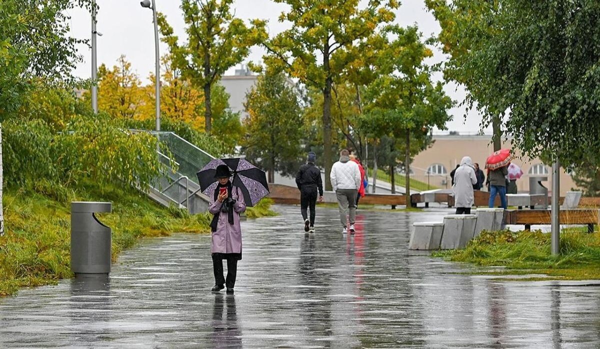     Девушка идет под дождем. Источник: mos.ru Автор фото: Пресс-служба мэра Москвы