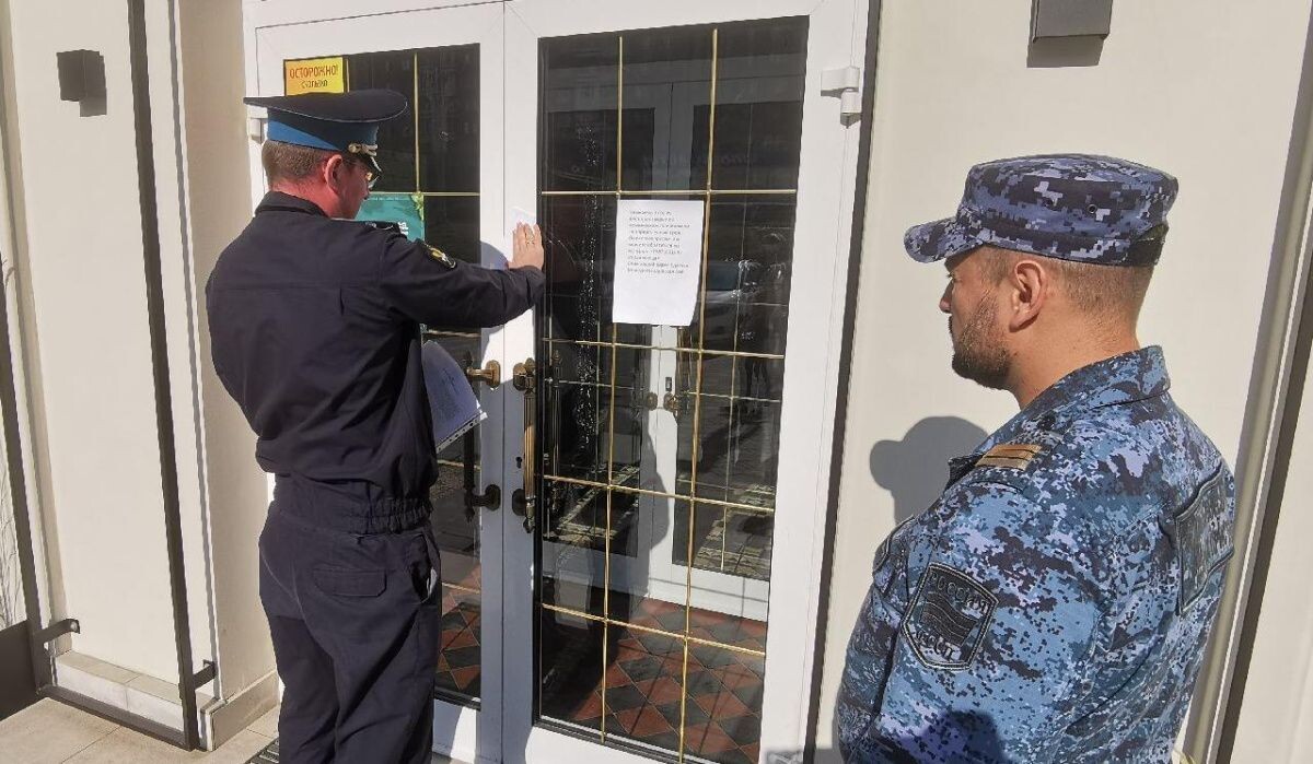     Полицейские опечатывает дверь. Источник: fssp.gov.ru Автор фото: Пресс-служба ФССП