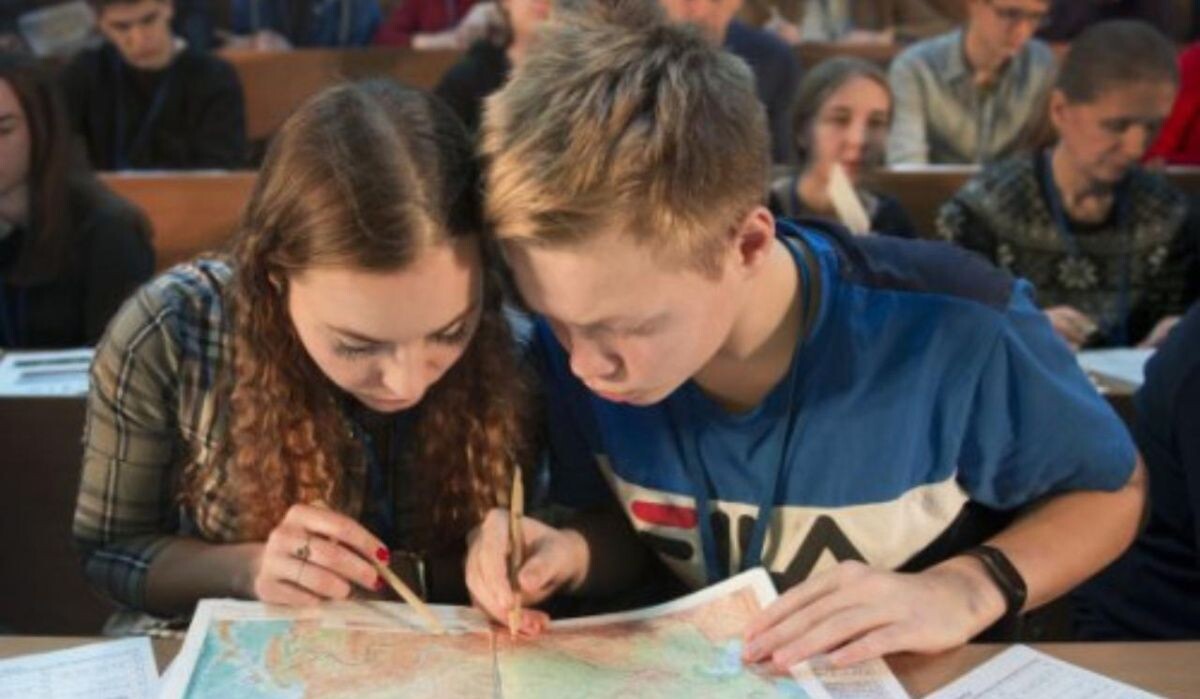     Люди смотрят на карту. Источник: donland.ru Автор фото: Правительства Ростовской области