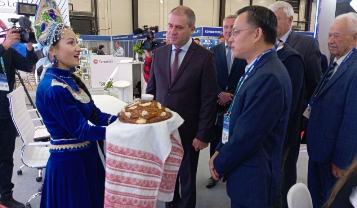     Глава Росрыболовства Илья Шестаков на выставке. Источник: donland.ru Автор фото: Пресс-служба правительства Ростовской области