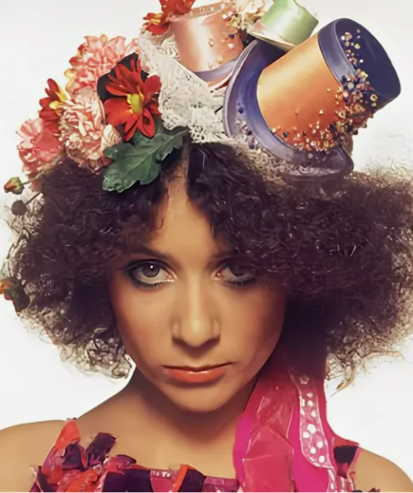    Тексты Лены Кауфман всегда отличались глубиной и самобытностью. Песня "Я отрываюсь от земли" стала одной из самых запоминающихся. В клипе на эту композицию появились и молодой человек Елены Антон Севидов (солист группы "Неонавт"), и любимая собака по кличке Опель