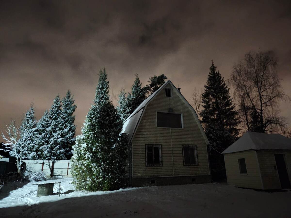 Домик вечером.
