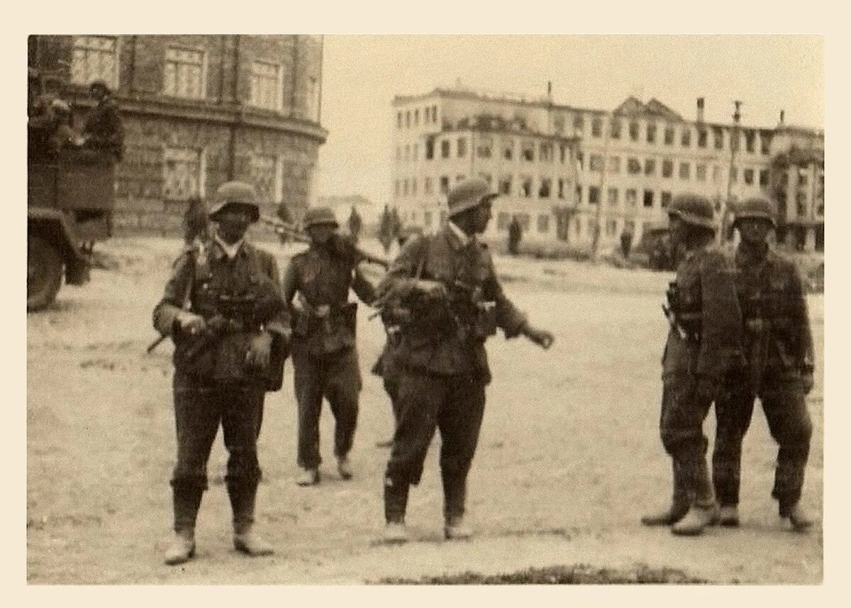 немецкая мотопехота у школы № 26 Смоленск, лето 1941 года