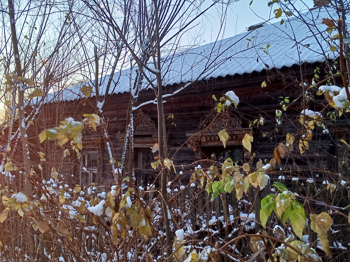 Старинный дом с резными наличниками. Люблю его.