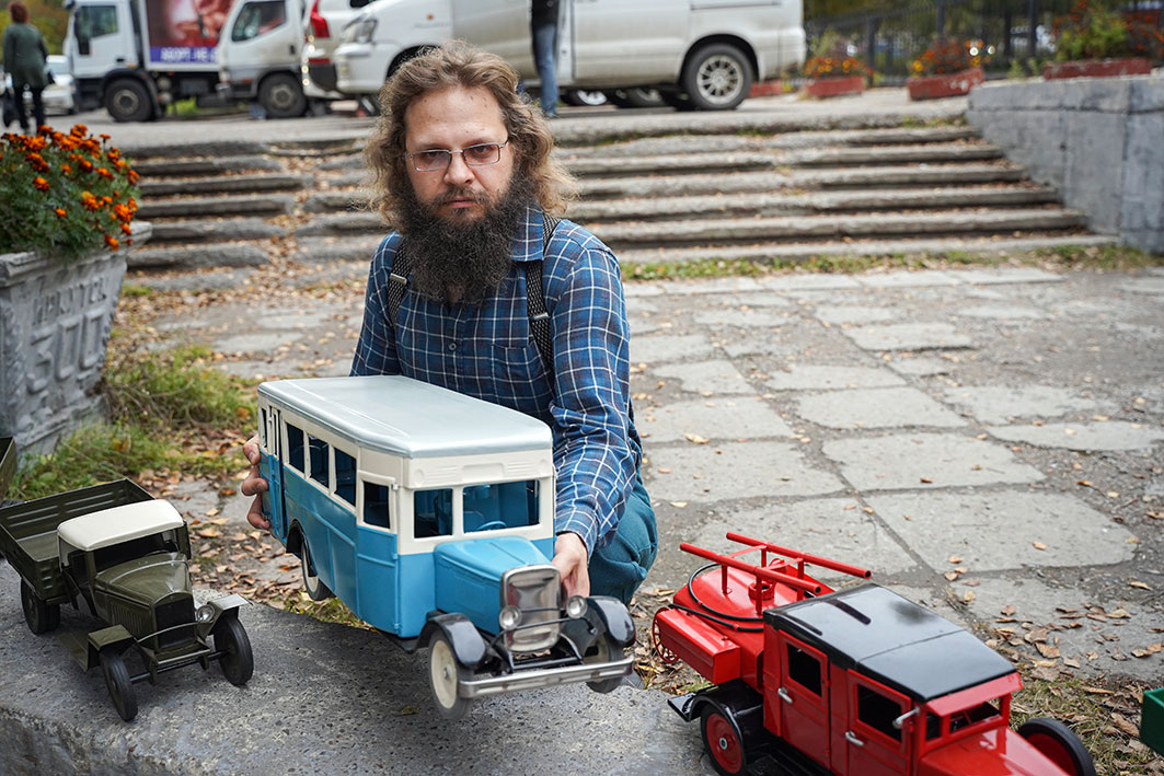 Аляксей Кухта- один из немногих в России, кто  занимается изготовлением подобного рода игрушек. Фото Бориса Слепнева