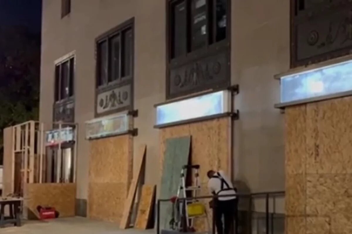    Владельцы магазинов в Вашингтоне продолжают заколачивать фанерой витрины