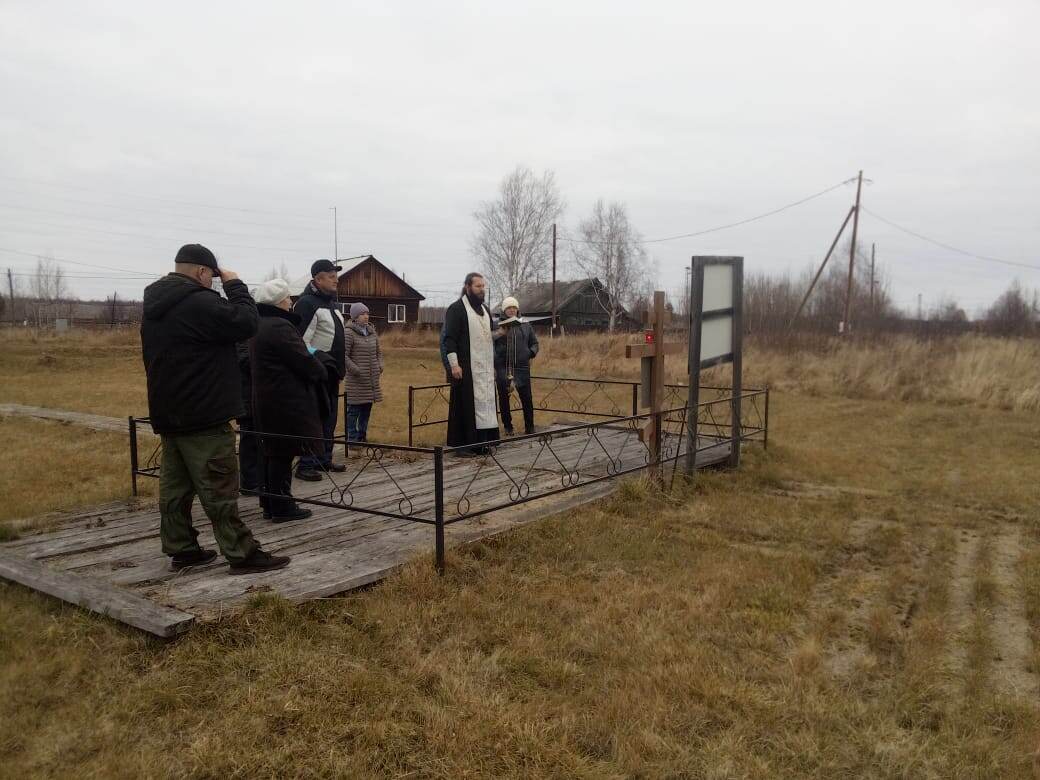  в 2008 году здесь был заложен камень в основание будущего храма в честь святых преподобномучеников Иакинфа и Каллиста. Отец Владимир Иванов и жители посёлка Карелино совершают литию.