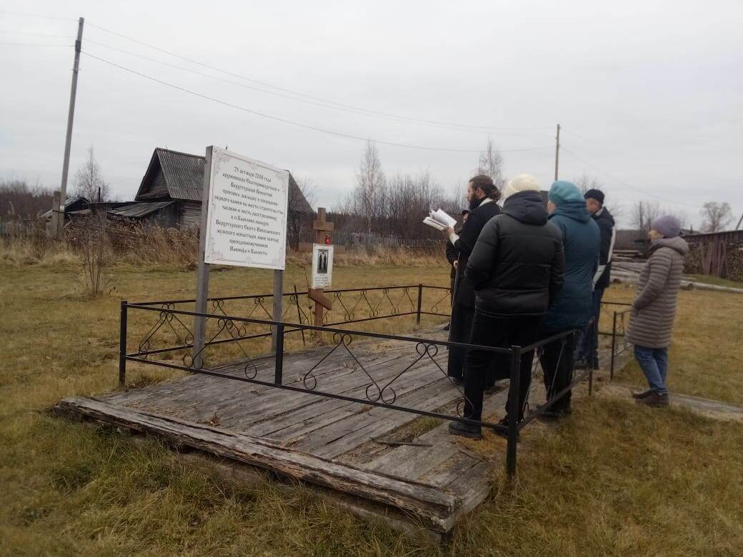  В 2008 году здесь был заложен камень в основание будущего храма в честь святых преподобномучеников Иакинфа и Каллиста. Отец Владимир Иванов и жители посёлка Карелино совершают литию.