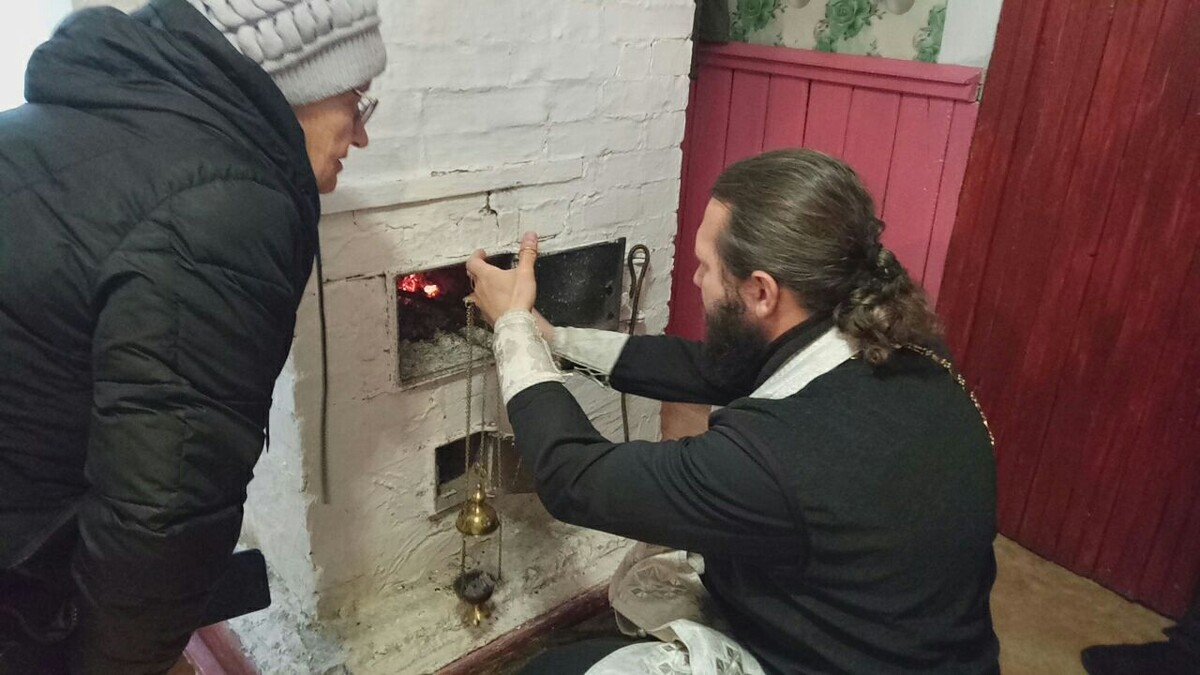 Отец Владимир добывает угольки для кадило