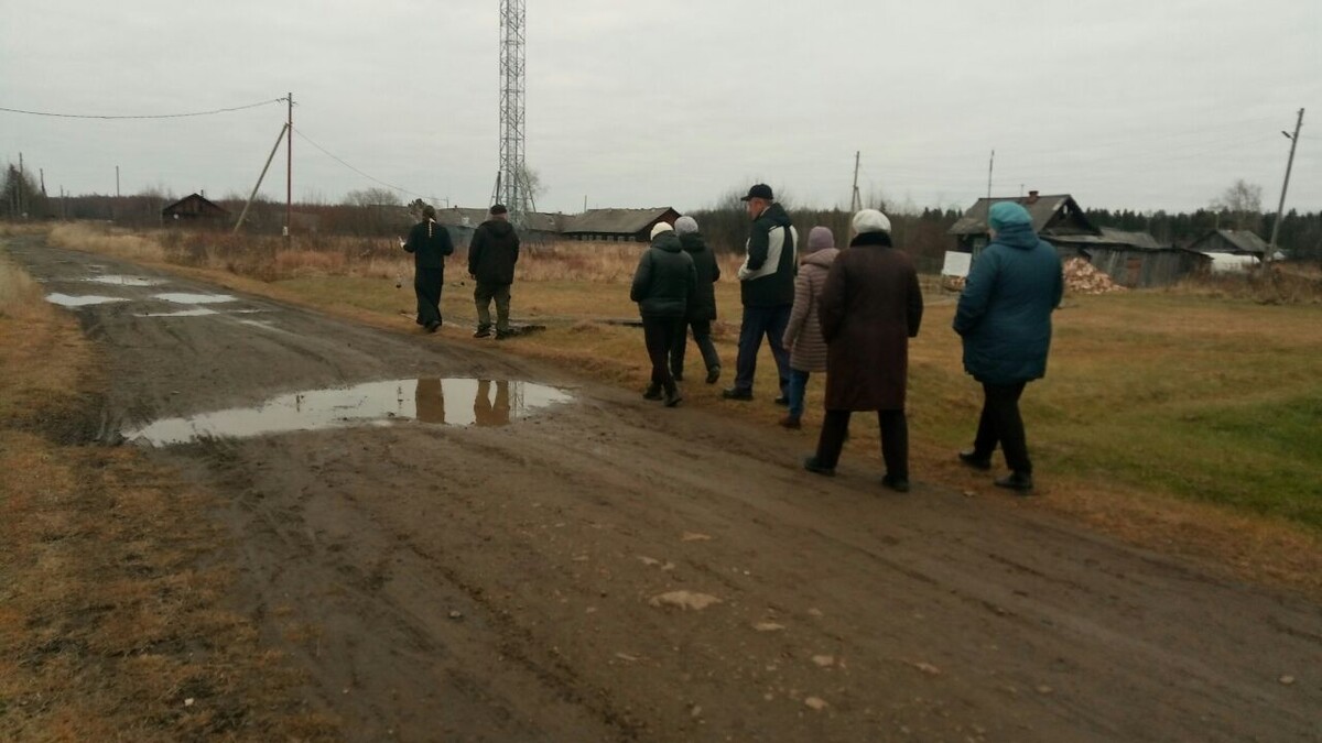 Идем к месту будущего храма.