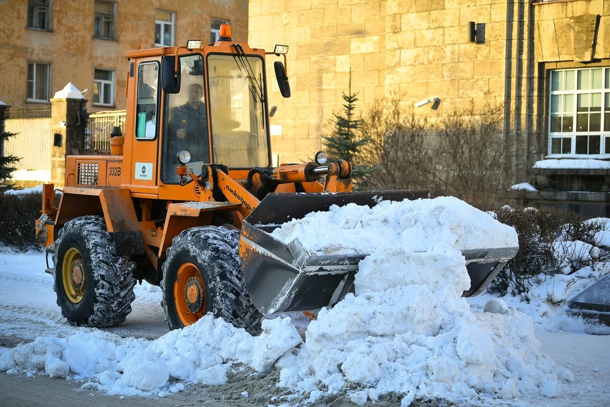    Уборка центра Петрозаводска от снега. Фото: "Республика"/Сергей Юдин