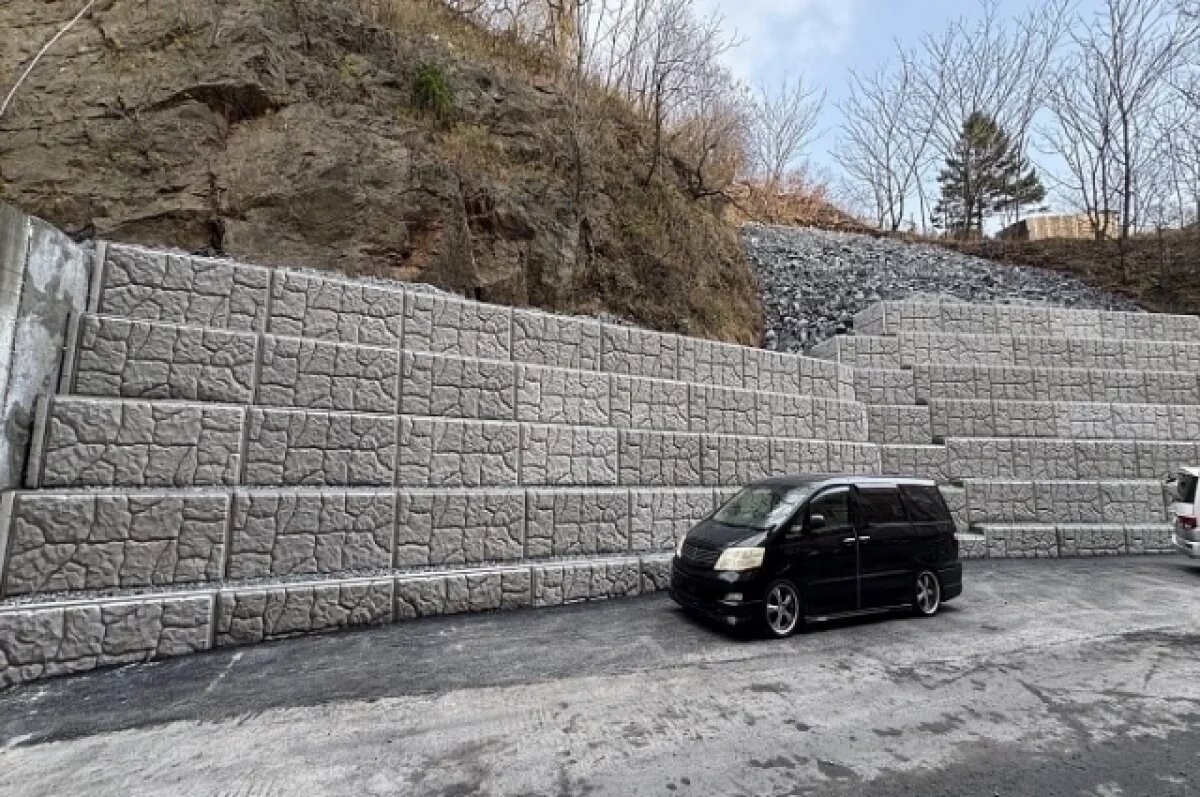    Восстановленная подпорная стена во дворе дома по адресу Славянская 19