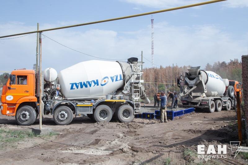    ЕАН / Остатки бетона сливали на берег реки