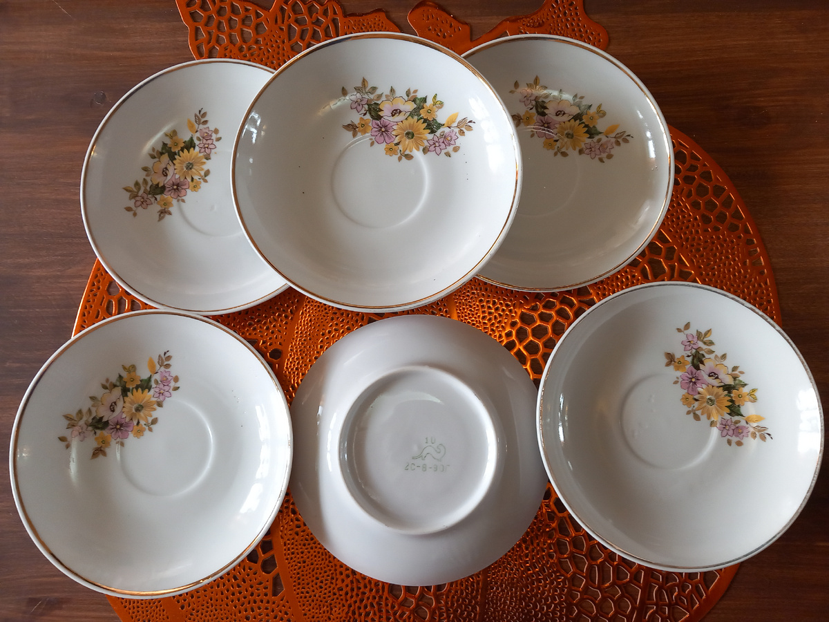 Идеально сохранившиеся блюдца, золото горит, деколь не стерта.