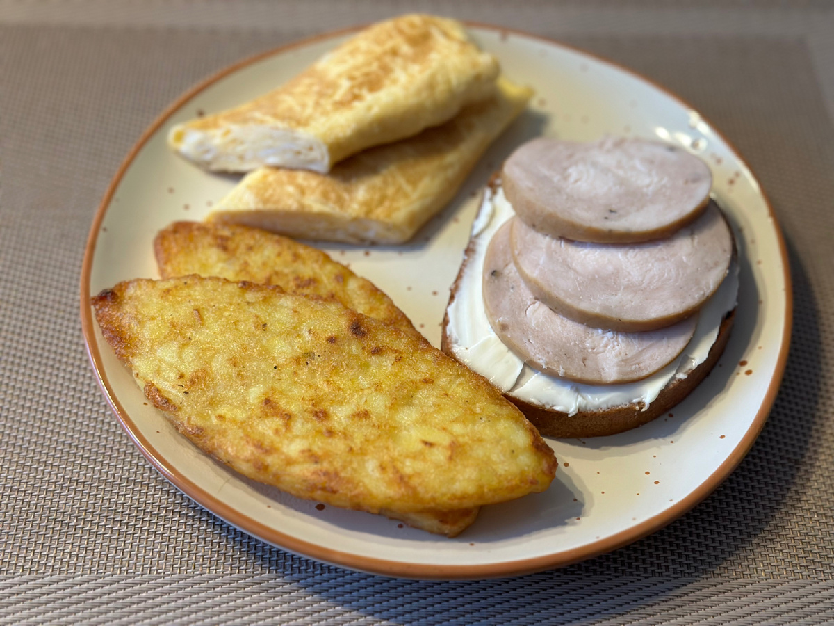 Хашбрауны, омлет-ролл с легким сыром, бутерброд с плавленым сыром и ветчиной куриной